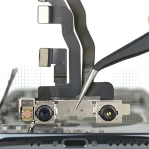 Kỹ thuật viên đang dùng nhíp chuyên dụng xử lý cụm camera TrueDepth Face ID iPhone 11