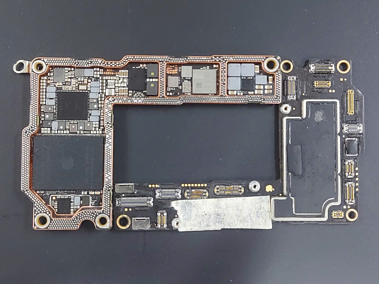 nguyen-nhan-iphone-16-series-sap-nguon